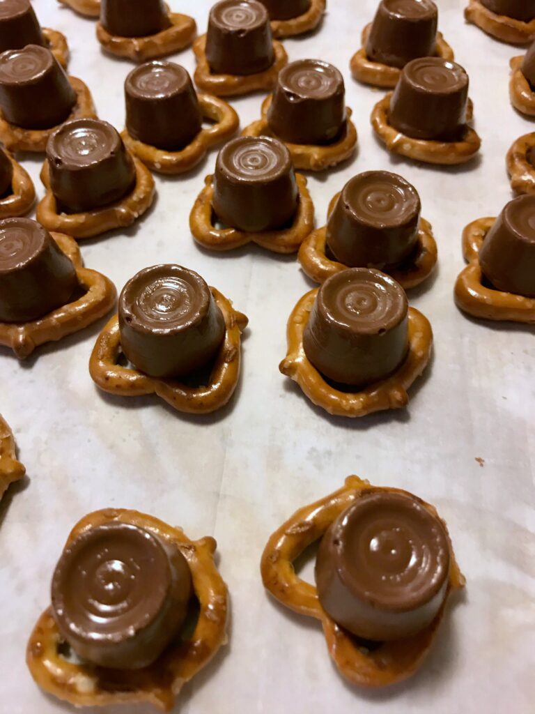 St Patrick’s Day Pretzel Turtles Recipe St Patrick’s Day Pretzel Turtles Recipe